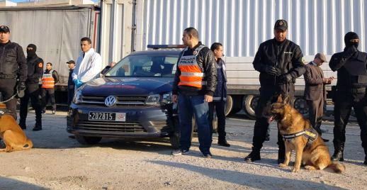 عاجل:استنفار أمني كبير بعد محاصرة شاحنة ضخمة محملة بكميات كبيرة من المخدرات.