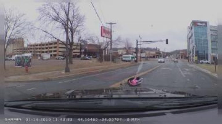 سقوط طفلة بمقعد السلامة من السيارة دون أن تتفطن لها أمها