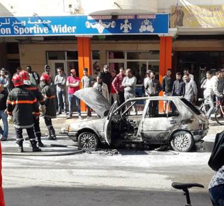 بالفيديو والصورة: النيران تلتهم سيارة بأكادير وسط تجمهر المواطنين بمسرح وقوع الحادث:
