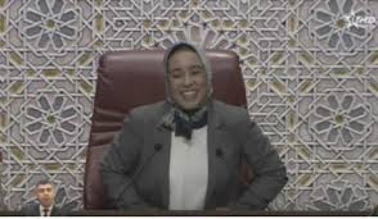 أمينة ماء العينين ترفع جلسة مجلس النواب لمدة عشر سنوات لأداء الصلاة