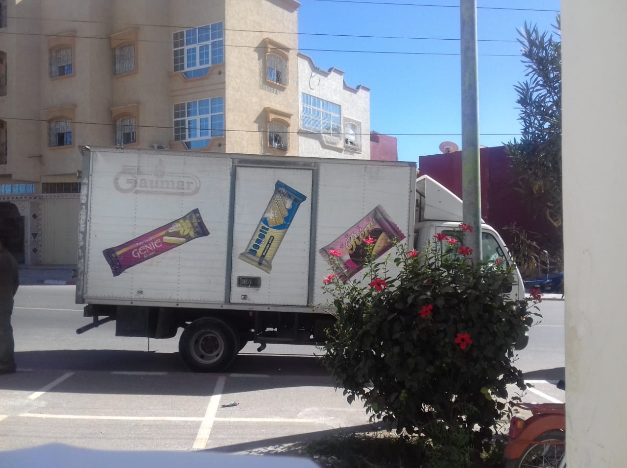 بالفيديو: “إخبارية” تنتهي بتوقيف شاحنة “البيسكويت” محملة بطنين من البلاستيك الممنوع في إنزكان.