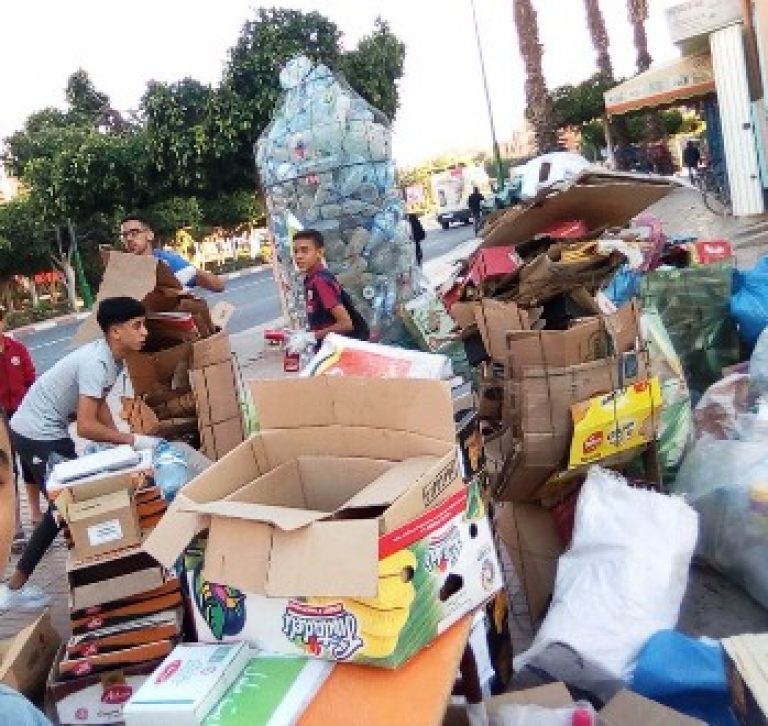 إنزكان: مهرجان الأزبال يواصل رفع تحدي فرز النفايات ل 100 عائلة.(+صور)