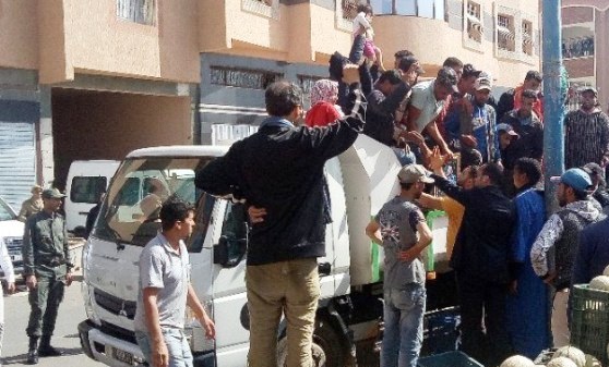 سابقة بتيزنيت: احتجاج بمنطق الإحتلال لشاحنة، يستنفر الأجهزة الأمنية. (+صورة).