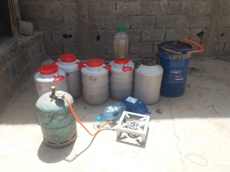 تارودانت: تفكيك مصنع سري لصنع وترويج مسكر “ماحيا” وتوقيف صاحبه