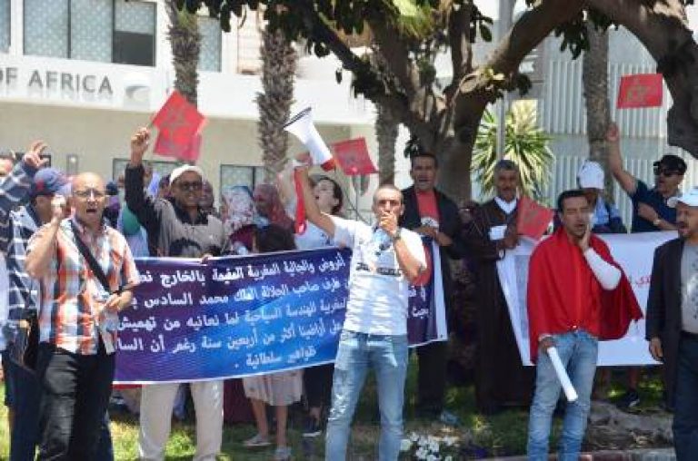 نزع ملكية أراضي مواطنين يدفعهم للإحتجاج أمام ولاية أكادير.