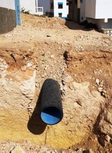 أكادير : بطؤ أعمال تمرير قنوات الصرف الصحي يؤجج غضب مواطنين، وسط مطالب لوالي الجهة بالتدخل. 4 a 95