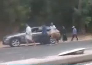 نجاة ركاب من موت محقق بعد انقلاب سيارة بشكل مفاجئ.(فيديو)