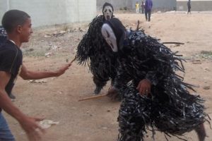 أكادير : حرب دموية بالسيوف و “الجناوة” بين أبناء بوجلود، تتحول إلى فوضى عارمة وسط رعب المواطنين و استنكار الغيورين.