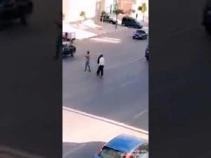 بالفيديو: “مقرقب” يعترض سبيل السيارات وسط الطريق، و يهدد أصحابها بالسلاح الأبيض، ومديرية الحموشي تدخل على خط القضية.