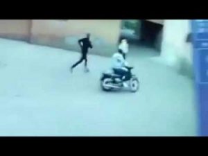 أخطر اللصوص يشرملون فتاة بطريقة بشعة بعاصمة النخيل.(فيديو)