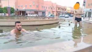 احتجاج غريب بشارع أكادير على غياب المسابح بباب الصحراء (+ فيديو). 10 a 83