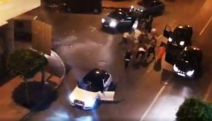 +فيديو: رجال الحموشي يفكون لغز "الأموال المنثورة" في الشوارع، ويعتقلون ثلاثينيا في حادث كشف عن المستور. 1 a 88