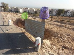 بعد مقال أكادير24، عبقرية المسؤولين تبتكر حلا "استثنائيا و غريبا" لمنع سقوط السيارات وسط الحفرة العميقة بأكادير.(+صور) 6 اكادير مهزلة