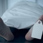بالصور: إنقلاب هوليودي لشاحنة محملة بالطماطم بمدارة ضواحي أكادير يشل حركة المرور.