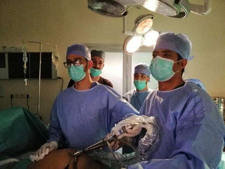 طـاقم طبيّ ينجح في إجراء عملية جراحية بالمنظار،تعد الأولى من نوعها بإقليم طـاطـا (+صــورة)