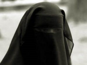 أكادير: منقبة تختبأ وراء الخمار لسرقة النساء وسط سوق الأحد بأكادير بطريقة مثيرة. 9 مناقبة الخمار