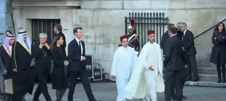 بالفيـديو..مولاي الحسن يحضر مراسيم تشييع جنازة الراحل جاك شيراك بفرنســا