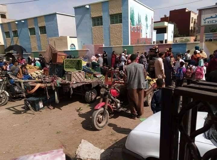 باعة متجولون يحولون مدرسة عمومية لسوق شعبي شرق أكادير، والسلطات المختصة تلتزم الصمت+”صور”
