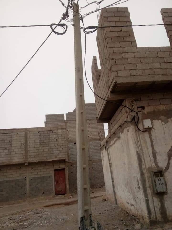 بالصور: عمود كهربائي آيل للسقوط يهدد حياة ساكنة منطقة بأكادير..