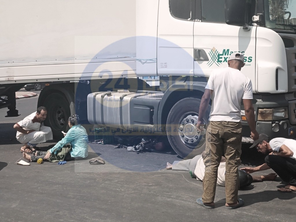 بالصور: شاحنة كبيرة "رموك" تدهس دراجة نارية على مثنها شخصين بمدارة مرجان بإنزكان