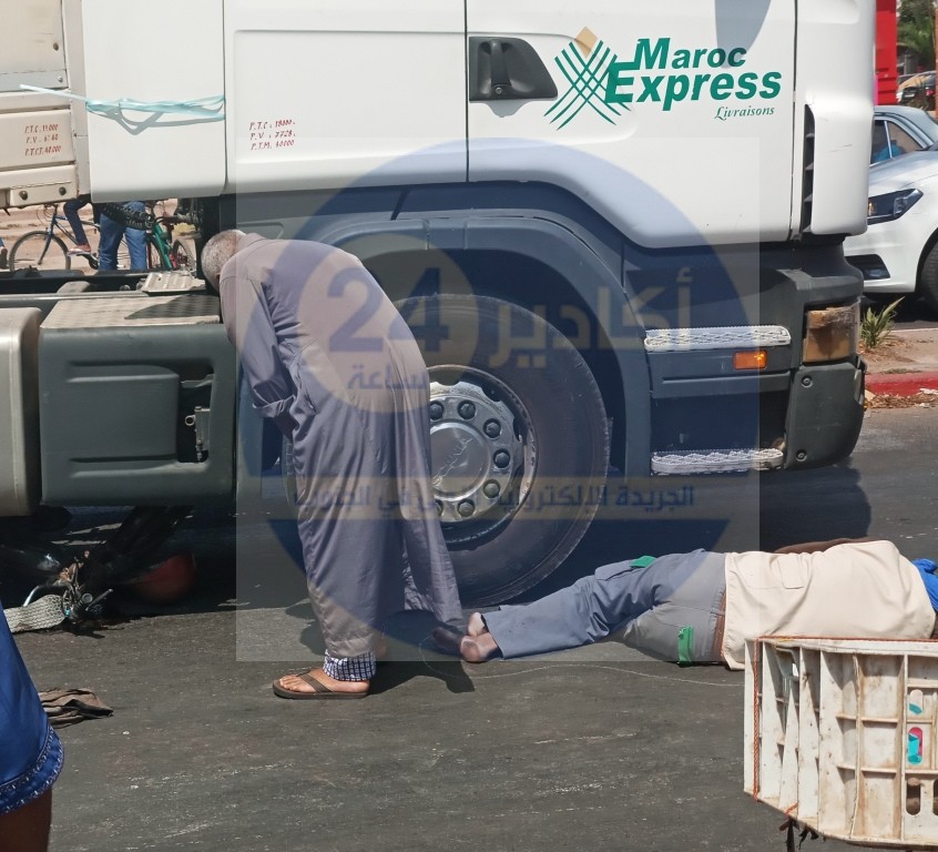 بالصور: شاحنة كبيرة "رموك" تدهس دراجة نارية على مثنها شخصين بمدارة مرجان بإنزكان