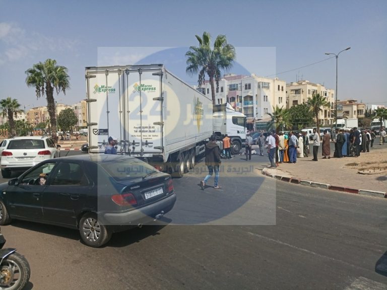 بالصور: شاحنة كبيرة “رموك” تدهس دراجة نارية على مثنها شخصين بمدارة مرجان بإنزكان