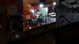 شجار وحرب خطيرة بالسيوف بين لصين وشبان وسط محطة للوقود