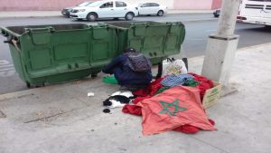 غير مقبول: أعلام المملكة في قمامات الأزبال بأكادير وسط مطالب بفتح تحقيق معمق في الحادث. 8 أعلام المملكة