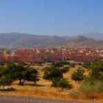 بالفيديو: حملة غير مسبوقة لتحرير الملك العمومي بتيزنيت، وعناصر الشرطة تحجز “جنوية ” خلال الحادث.