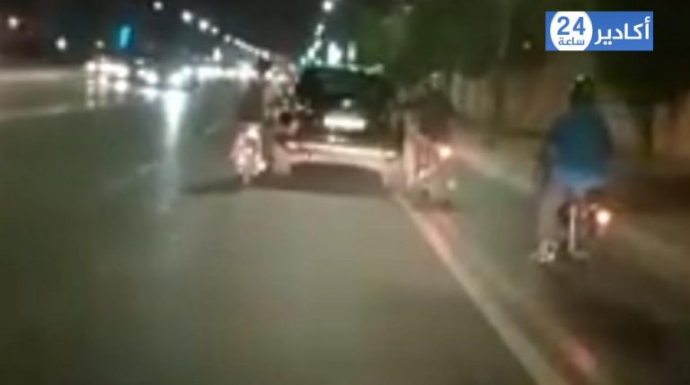 المغـاربة “عـــلام”..هكذا أوصل سائق سيارته إلى محطة الوقود بعد نفـاذ البنزين بداخلها (+فيديو)