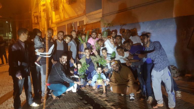 إنزكان: إبداع من نوع جديد بغرس الأشجار يعجل بإصلاح ما أفسده الزمن وسط الجرف بعد واقعة عيد ميلاد حفرة. (+فيديو)