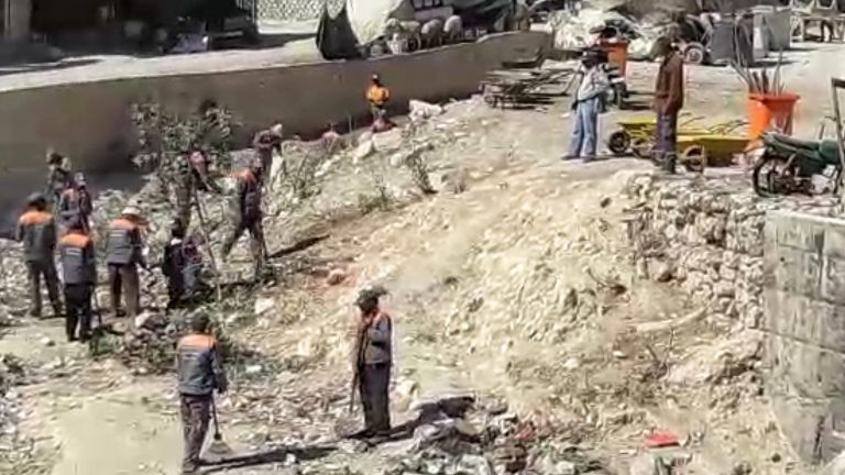 بالفيديو: حملة نظافة كبرى تصل أخيرا سفوح الجبال بأكادير، وركام الأزبال و النفايات يصعب من مهام العمال.