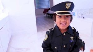 غريب: أمريكا تطارد رجل أعمال استثنائي لم يتجاوز عمره 8 سنوات.(+فيديو)