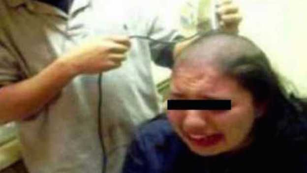 زوج يخدش حياء زوجته البالغة من العمر 23 عاما، ويحلق رأس شعرها بالكامل.