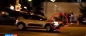 خطير وبالفيديو.. صاحب سيارة يحاول قتل مواطنين دهسا