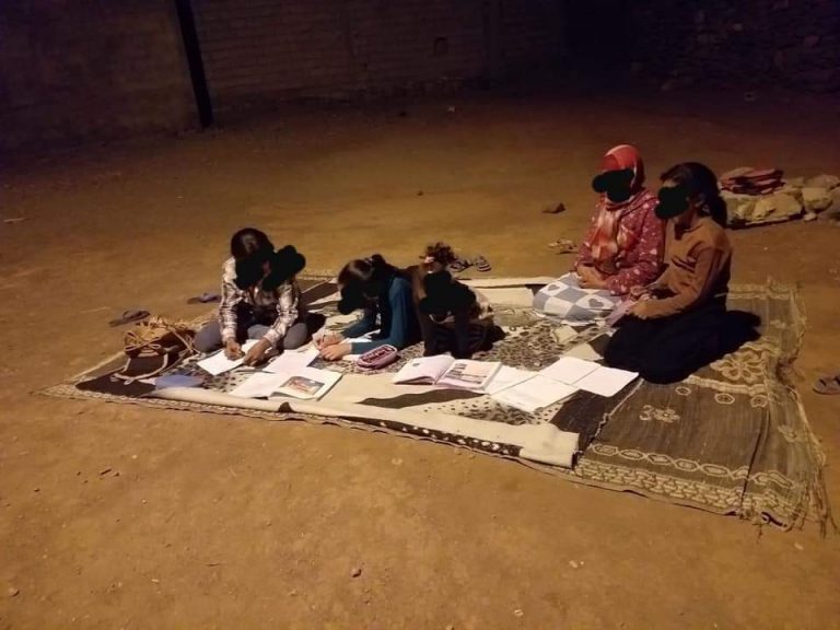 صورة مؤلمة: الفقر يدفع أطفـالاً إلى انجاز الواجبات المدرسية المنزلية في الخـلاء تحت مصابيح الإنارة العمومية