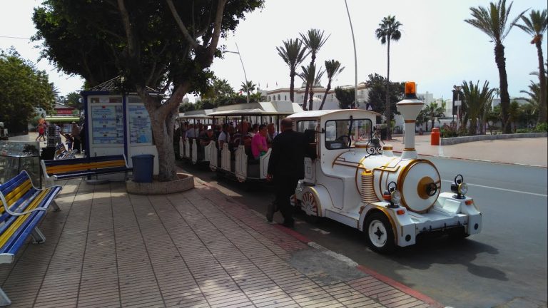 قطار أكادير السيّاحي يئن من وطأة الزمن ويعكس واقع السياحة بالمدينة (+فيديو)