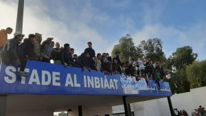 جمهور حسنية أكادير يصب جام غضبه على المدرب و اللاعبين، و يرشقونهم بالحجارة و قنينات الماء بعد الهزيمة المذلة أمام واد زم. 12 جمهور حسنية أكادير 1