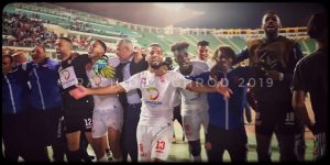فرحة هيستيرية للاعبي و مشجعي حسنية أكادير بعد التأهل لدور المجموعات من كأس الكونفدرالية الأفريقية لكرة القدم.(فيديو)