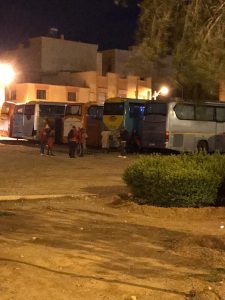 عاجل وبالصور: توقيف العشرات من حافلات نقل جمهور حسنية أكادير بمدخل مدينة وجدة.