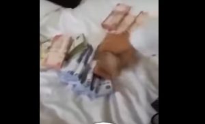 فيديو صادم: سعودي يدفع الملايين لزوج مغربي فوق السرير ليطلق زوجته والأب يبارك الصفقة