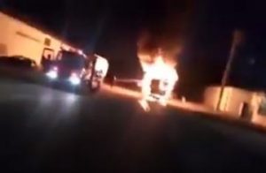 نيران كثيفة تلتهم حافلة للنقل العمومي