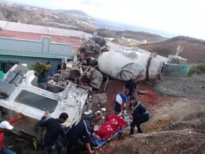 بالصور: حادثة سير مروعة تنهي حياة شخص إثر انقلاب هوليودي لشاحنة و اصطدامها بالقوة مع منزل.