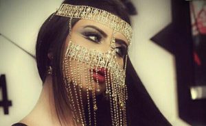 بالفيديو:جدل واسع بعد نشر فيديو لفنانة مغربية معروفة وهي تؤدي الصلاة 5 a 23