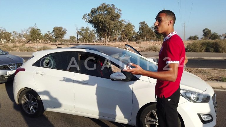 بالفيديو: مباراة حسنية أكادير و الجيش تنتهي بأعمال الشغب، و سيارة لاعب معروف تتعرض للتهشيم.