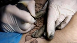 الحكاية الغريبة للسيدة الملقبة ب”التنين الأبيض أزرق العينين”  التي أنفقت مبلغا خياليا لتحويل جسدها إلى لوحة فنية، لكن النهاية كانت صادمة.