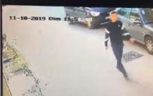 رصد سرقة لص لهاتف من داخل محل لبيع الملابس
