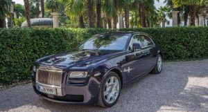 المعارضة توجه تهمة استفزاز الشعب ل: “ملك” بعد إهدائه أسطولا من سيارات الـ “رولز رويس” لزوجاته الـ14.