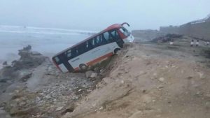 أكادير : انقلاب هوليودي لحافلة في البحر في مشهد مرعب وسط استغراب الحاضرين.(+صور و فيديو)