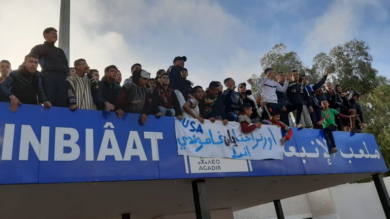 بالفيديو والصور : جماهير حسنية أكادير تعود للإحتجاج بقوة، و تجدد مطلبها ببقاء “غاموندي” مدربا للفريق.